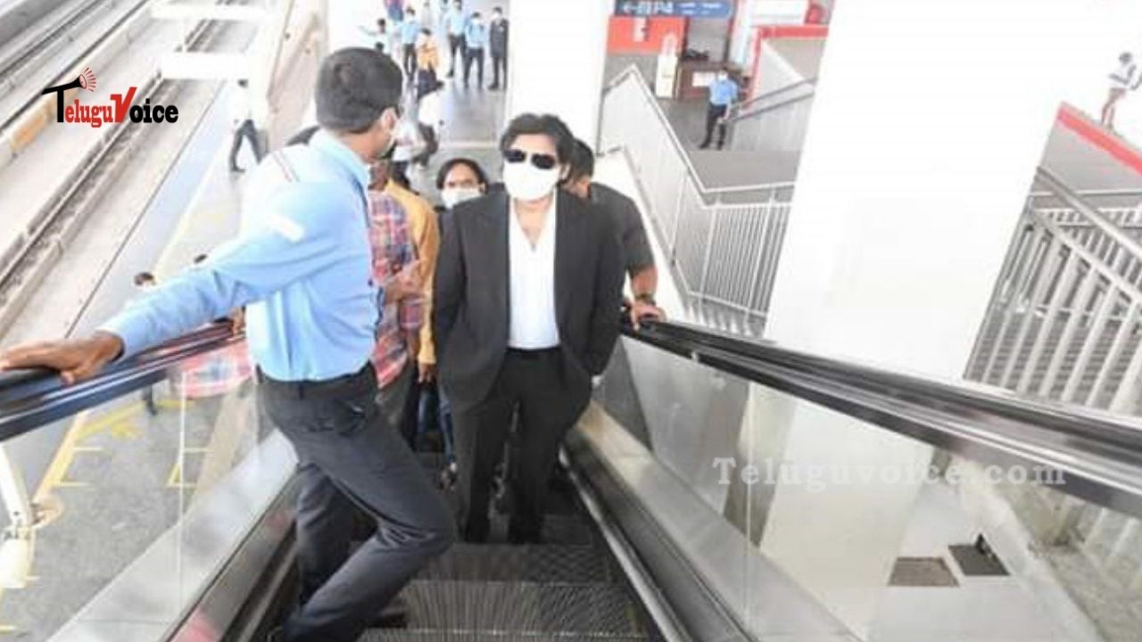 Pawan Kalyan Travels In Metro!