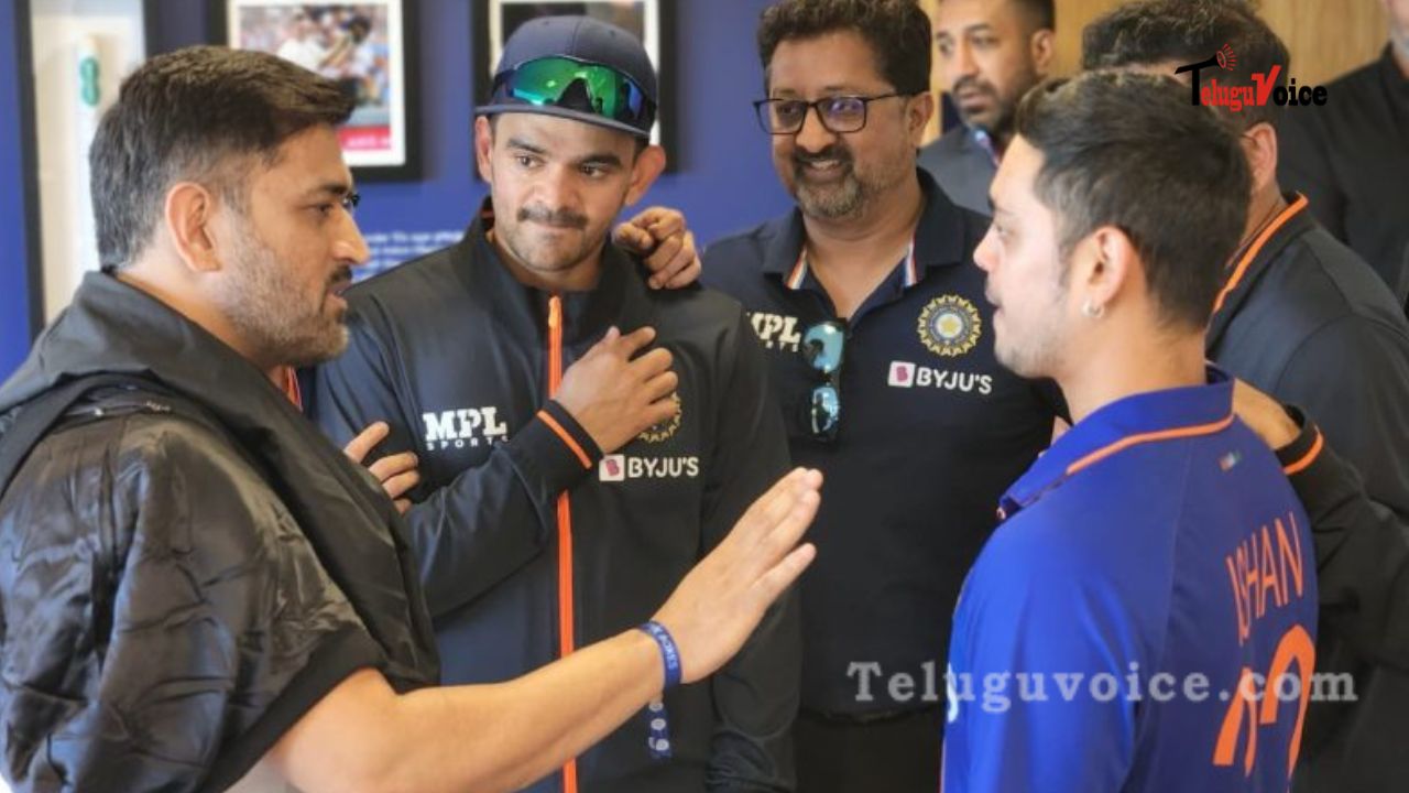 Dhoni's Surprise Visit To Indian Dressing Room! teluguvoice