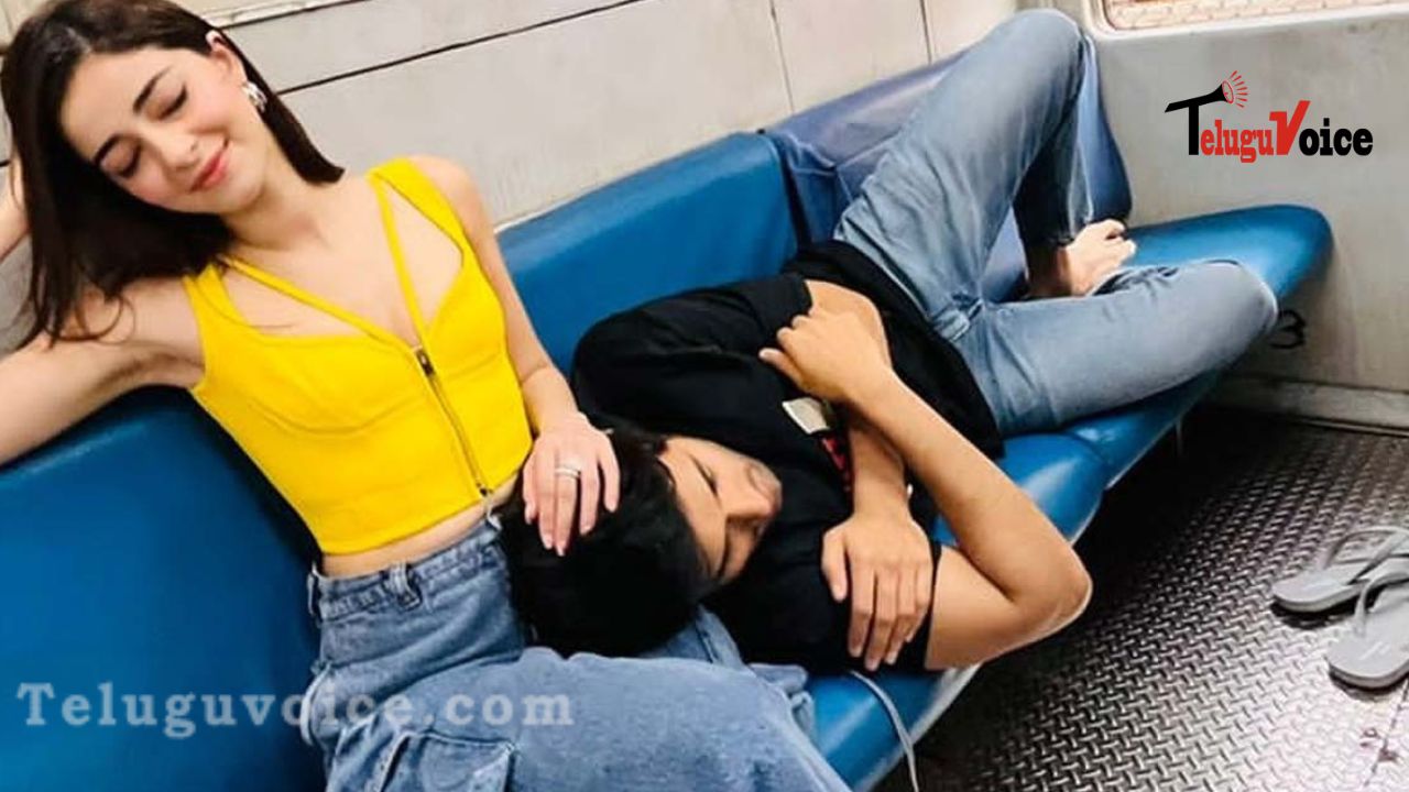 Vijay Deverakonda On His Girl Lap In Local Train teluguvoice