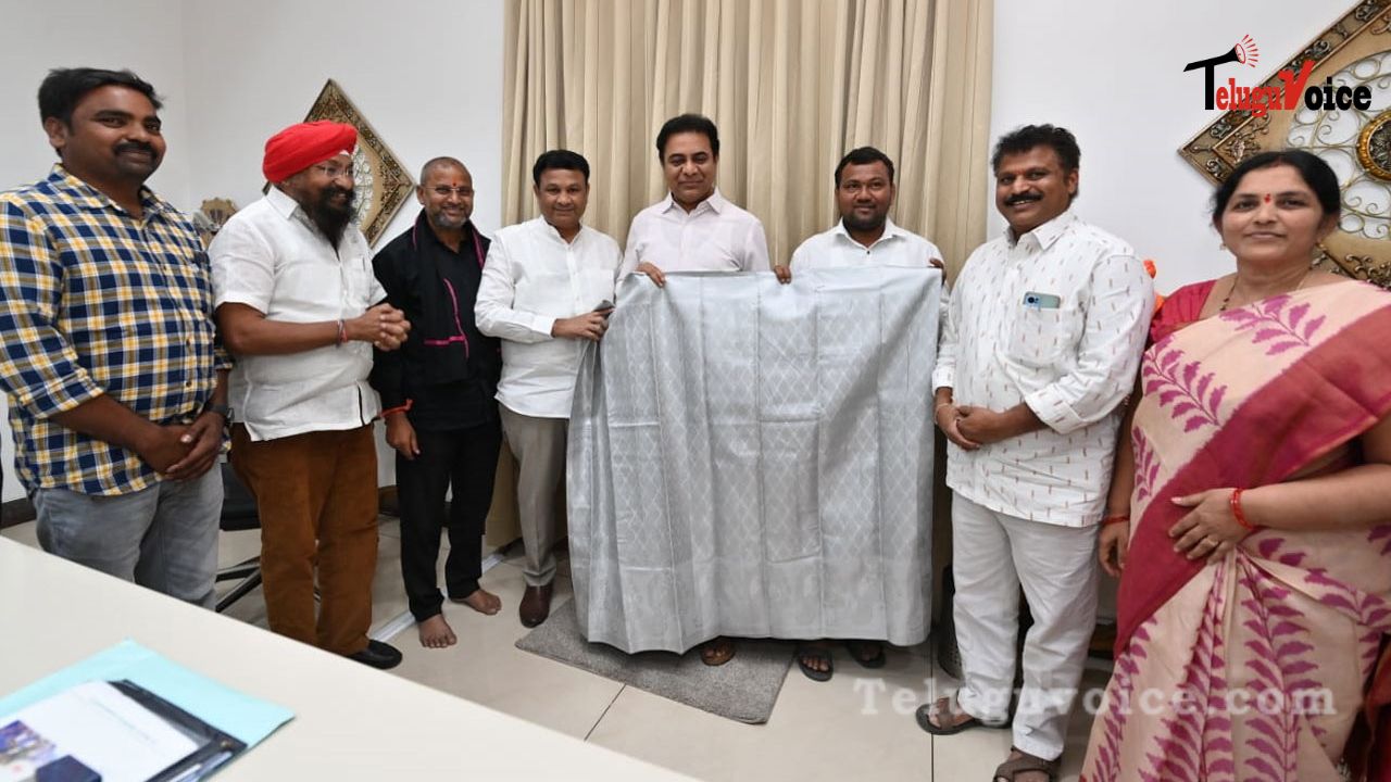 KTR reveals fragrance-emitting saree teluguvoice