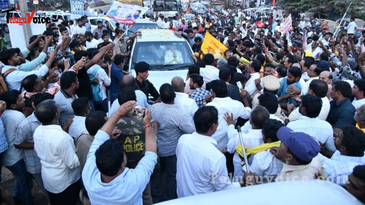 A Vast Gathering Extends A Warm Welcome To Chandrababu Naidu. teluguvoice