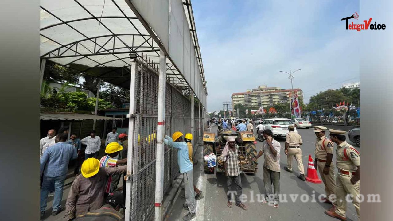 The barricades at Pragati Bhavan are currently being dismantled teluguvoice